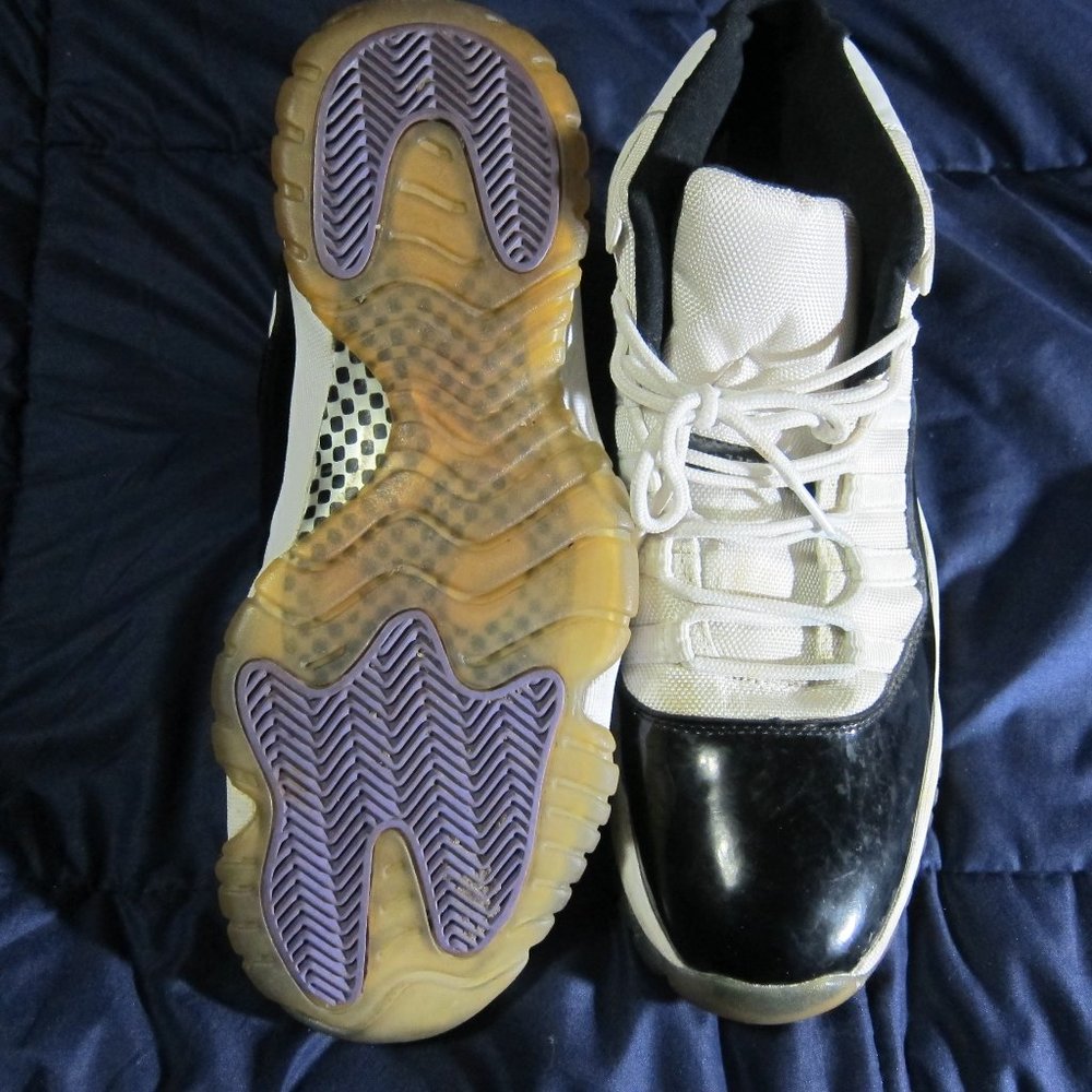 Air Jordan Retro Concord Sneaker Mens Size 11 White Black  Very Good Condition